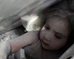Bé gái 3 tuổi sống sót kỳ diệu sau 91 giờ bị chôn vùi vì động đất