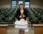 Cô gái mặc váy tạo bởi 17 lá thư từ chối trong ngày bảo vệ luận án tiến sĩ