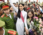 Hàng nghìn người chen lấn để chúc mừng hoa hậu Đỗ Thị Hà về quê