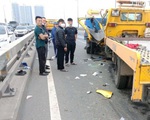 Ô tô cứu hộ đâm xe rác trên cầu Nhật Tân khiến 2 tài xế thương vong
