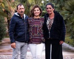 Đoàn tụ bố mẹ sau 25 năm bị bắt cóc