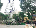 Những cây thông Noel khổng lồ chuẩn bị 'đổ bộ' đường phố Hà Nội dịp Giáng sinh