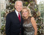 Hình ảnh ông Biden cười tươi ngập tràn hạnh phúc đón Giáng sinh bên vợ và các con cháu