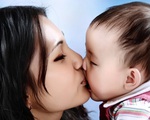 Không chỉ lây COVID- 19, những căn bệnh nguy hiểm có thể cướp đi sự sống của trẻ từ nụ hôn không thể ngờ