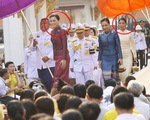 Hình ảnh Hoàng hậu Thái Lan mặc đẹp lấn át 2 con riêng của chồng khiến nhiều người chú ý