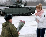 Quân nhân Nga xếp xe tăng hình tim để cầu hôn