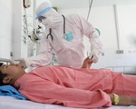 Cán bộ y tế ‘bế quan’ để chiến đấu với virus nCoV tại bệnh viện, ngắm con qua smartphone