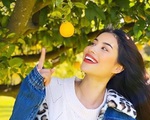 Hoa hậu Phạm Hương khoe thu hoạch trái cây tươi ngon trong vườn nhà ở Mỹ