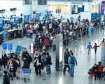 Gần 2.200 người Việt Nam từ vùng dịch COVID-19 về sân bay Nội Bài