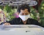 Cha diễn viên Mai Phương thẫn thờ trong lễ tang con gái