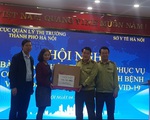 Bàn giao 100.000 chiếc khẩu trang y tế cho Sở Y tế Hà Nội để chống dịch COVID-19
