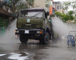 Hà Nội: Lực lượng chức năng dùng xe chuyên dụng khử trùng khu vực cách ly trên phố Trúc Bạch