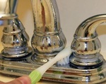 Nếu biết bàn chải đánh răng cũ có thể làm sạch những chỗ khó chùi rửa nhất trong nhà bạn sẽ không bao giờ vứt chúng đi nữa