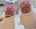 Trẻ sơ sinh Thái Lan được trang bị tấm bảo vệ mặt tránh Covid-19