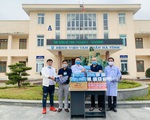 Đại diện báo Gia đình và Xã hội trao tặng hơn 15 triệu đồng cho các bệnh viện ở Hà Tĩnh để phòng chống COVID-19