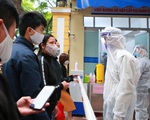 Nhiều bệnh viện tại Hà Nội lập chốt sàng lọc, khử khuẩn đối với tất cả người ra/vào