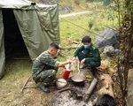 Ăn rau rừng bám chốt kiểm soát COVID-19 nơi biên giới Việt - Lào