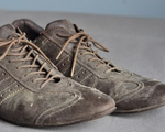Không cần mất tiền mua giày mới, giày da cũ bẩn sẽ sáng bóng trở lại chỉ với nửa quả chuối