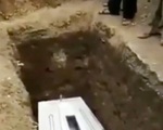 Tử thi "vẫy tay" trong quan tài khi bị chôn