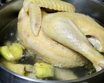 Thêm nắm lá này vào nước sôi để làm gà, đảm bảo sạch cả lông măng, mùi tanh cũng biến mất