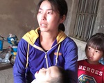 Đôi vợ chồng nghèo ở Hà Tĩnh cầu xin sự sống cho con trai bị não úng thủy