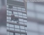 Thót tim: Lính cứu hỏa đu dây cứu bé gái kẹt ở ban công tầng 13