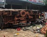 Ít nhất 5 người đã chết trong vụ tai nạn kinh hoàng vì 2 xe tải lao vào chợ