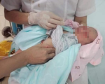 Diễn biến trở nặng, bé sơ sinh bị bỏ rơi dưới hố ga ở Hà Nội vẫn chưa có người thân nào đến hỏi thăm