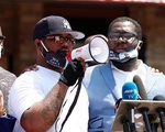 Em trai người đàn ông da màu bị cảnh sát ghì chết ở Mỹ  kêu gọi đám đông ngừng gây rối