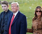 Bà Melania chỉ trích MC nhắc tới Barron Trump