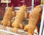 Bánh mì cá sấu siêu to khổng lồ chỉ có ở Việt Nam, dân mạng đặt mua ngày trăm chiếc vì độc, lạ