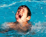Phát hoảng với cách dạy trẻ tập bơi bằng cách ném con xuống nước, chuyên gia nói gì?