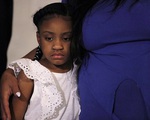 Con gái của người đàn ông da màu bị cảnh sát ghì chết xuất hiện bên mẹ khiến ai cũng xót xa