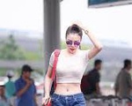 Không cần eo nhỏ, mặc áo crop top như dưới đây vẫn khoe trọn vòng eo gợi cảm của các quý cô