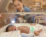 "B&agrave; tr&ugrave;m hoa hậu" kể chuyện đưa con sinh non về nước giữa dịch