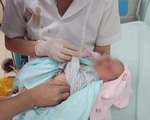 Hà Nội: Bé sơ sinh bị bỏ rơi ở hố gas dưới nắng nóng 40 độ C được phát hiện trong tình trạng kiến bu khắp người