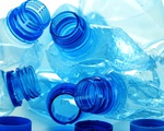 Dùng lại chai nhựa đã qua sử dụng để đựng nước chẳng khác nào 'uống nước từ bồn cầu', vậy mà nhiều người Việt có thói quen này