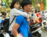 Thi vào lớp 10 tại Hà Nội: Cảm động hình ảnh tình nguyện viên cõng thí sinh vào phòng thi
