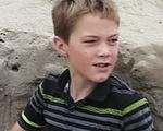 Chơi đào hố trên bãi biển, bé trai vô tình thấy chiếc balo và cuộc giải cứu đứa trẻ bị chôn vùi dưới cát hệt như điều kỳ diệu đời thật