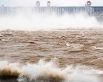 Tin mới nhất về lũ lụt tồi tệ ở Trung Quốc: Mưa không ngớt, đập lớn nhất thế giới oằn mình chịu sức ép