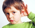 Cha mẹ đang vô tình gây tổn thương thính giác của con hằng ngày bằng những việc làm này mà không biết