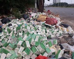 Hà Nội: Hàng trăm lọ giảm cân bị vứt bỏ trên vỉa hè Đại lộ Thăng Long