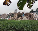 Hàng trăm hộ dân bức xúc vì phải ăn, ngủ với mùi xú uế từ những bãi rác tự phát giữa lòng Hà Nội