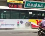VIDEO: Xe buýt bốc khói nghi ngút giữa phố Hà Nội, người đi đường hoảng hốt