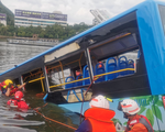 Xe buýt chở học sinh đi thi lao xuống hồ ở Trung Quốc, 21 người chết
