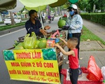 H&agrave;ng trăm người đến mua ủng hộ 2 bố con b&aacute;n hoa quả với tấm biển độc đ&aacute;o ở vỉa h&egrave; S&agrave;i G&ograve;n