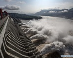 Tin lũ lụt mới nhất ở Trung Quốc: Đợt lũ thứ 3 tràn về như thác đổ, nhà cổ 100 năm tuổi phải di dời