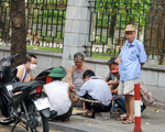 Hà Nội: Thờ ơ với dịch COVID-19, người dân vẫn hút chung 1 chiếc điếu cày ở vỉa hè