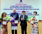 Bộ Y tế trao tặng Kỷ niệm chương 'Vì sức khỏe nhân dân' cho các chuyên gia của UNAIDS và CDC Hoa Kỳ tại Việt Nam