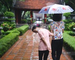 Sĩ tử đội mưa thắp hương cầu may ở Văn Miếu trước kỳ thi THPT
